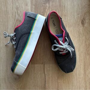 TOMS size 8 green canvas platform sneakers